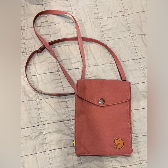 Fjallraven Handbags - Fjallraven Crossbody- like new!